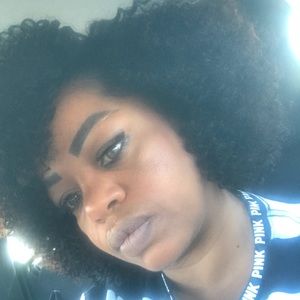 Meet your Posher, Carla